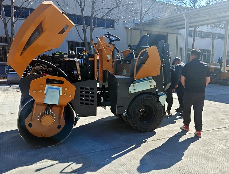 3月18日，哈薩克斯坦客戶來廠體驗考察5噸膠輪壓路機